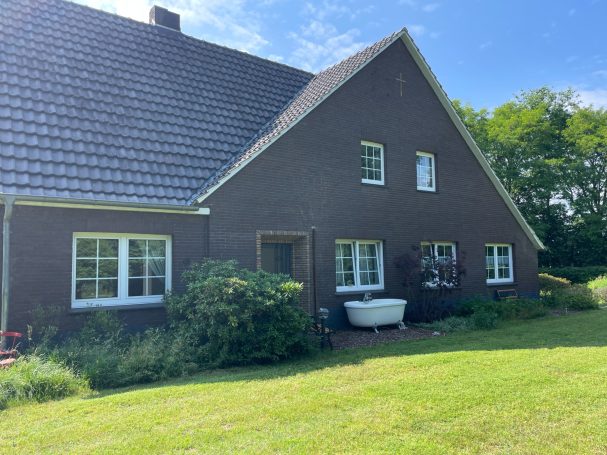 Ligbad voorzien van whirlpool Bad op pootjes